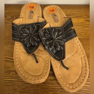 Cliffs by White Mountain Carnation thong sandals. Size 9.5